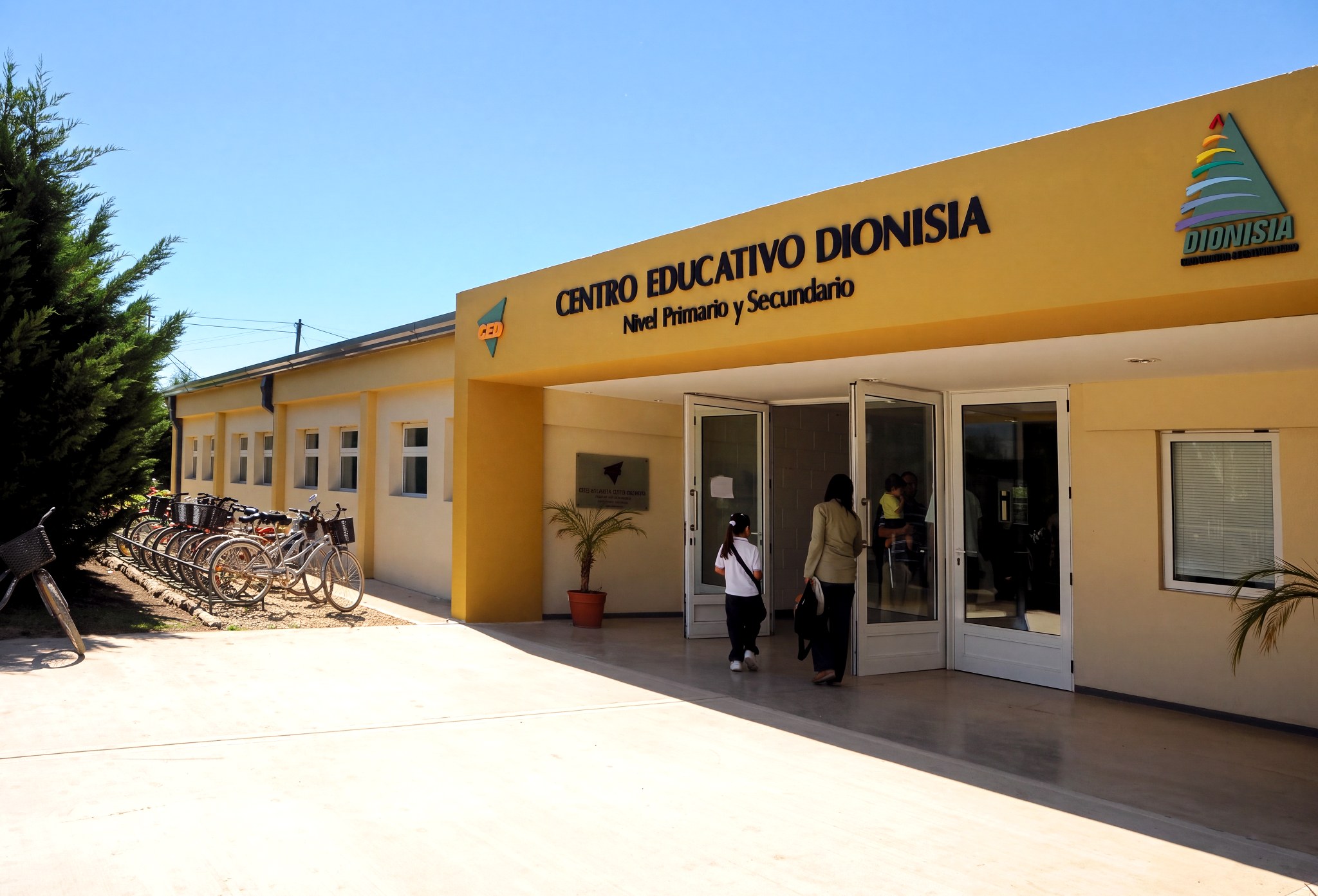 Fachada del Centro Educativo Dionisia